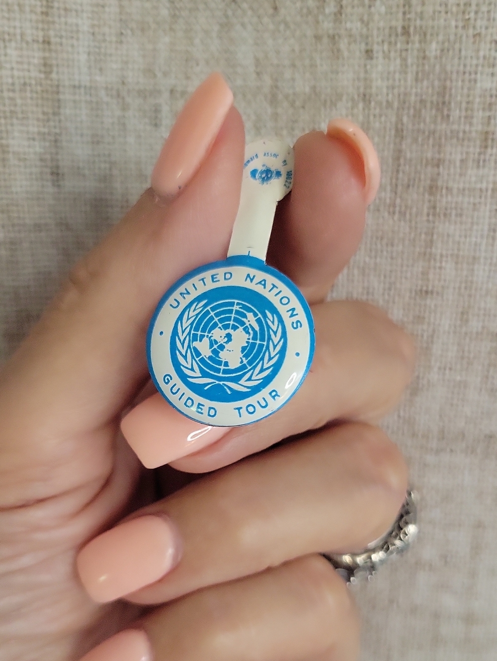 1939 - 1940 NEW YORK WORLD'S FAIR United Nations VISITOR LAPEL Tin Badge